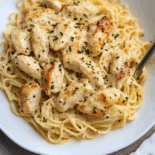 Garlic Parmesan Chicken Pasta: A Creamy Delight Awaits!
