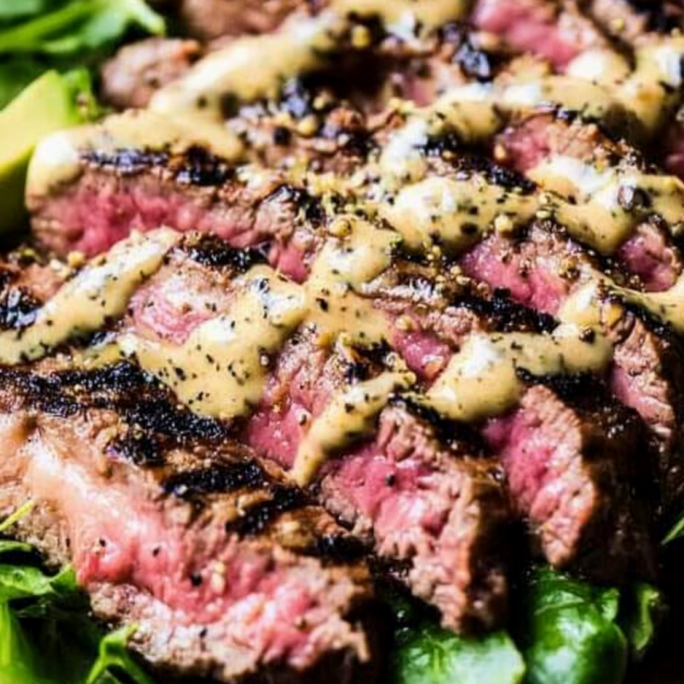Grilled Steak Salad with Avocado and Blue Cheese: Discover a Fresh Twist!